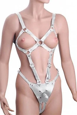 Боди харнес - трусики с ремнями, опоясывающими все тело.