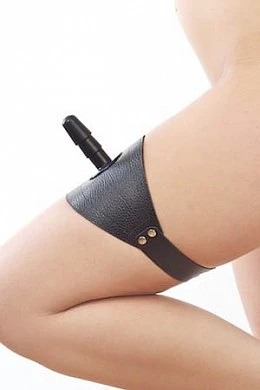 Страпон с креплением на ноге Изготовлен из натуральной кожи